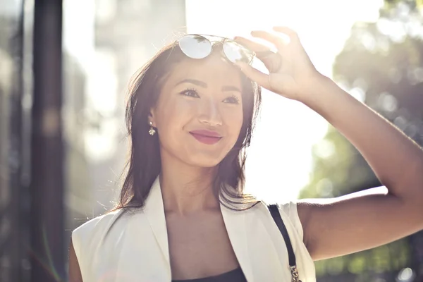 阳光明媚的亚洲优雅女人在街上微笑 — 图库照片