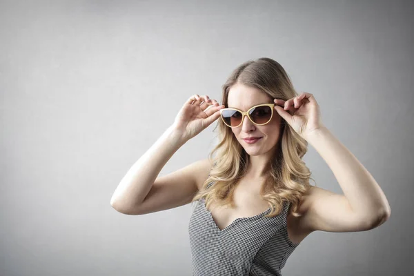 Mujer Rubia Joven Posando Felizmente Con Sus Gafas Sol — Foto de Stock