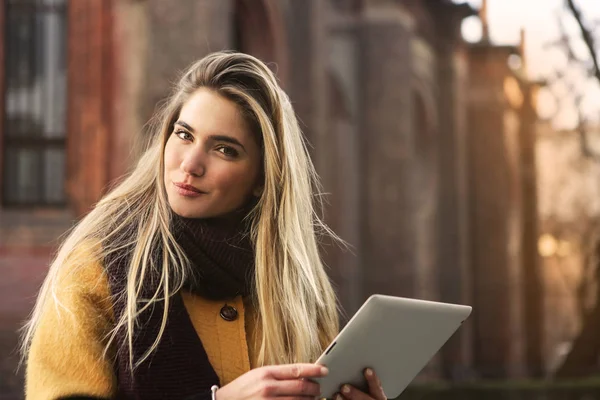 Mulher Loira Sorrindo Com Seu Tablet Rua — Fotografia de Stock