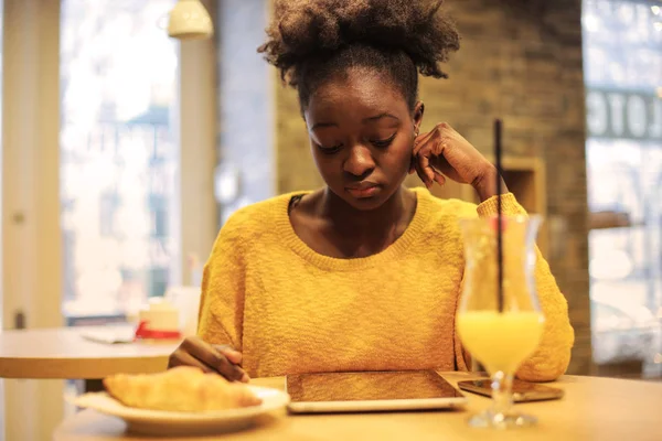 Donna Nera Che Legge Aspetta Bistrot — Foto Stock