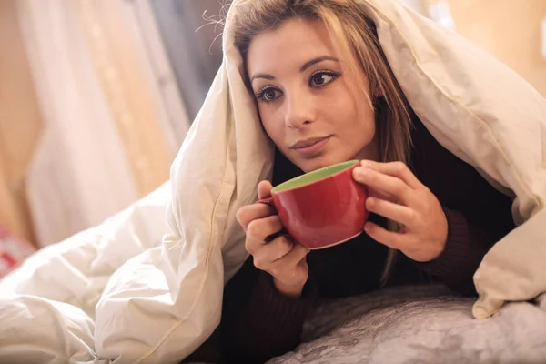 Menina Loira Cama Com Café Pela Manhã Com Cobertor Cabeça — Fotografia de Stock