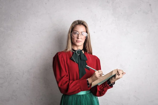 Mladá Žena Brýlemi Drží Knihy Pero — Stock fotografie