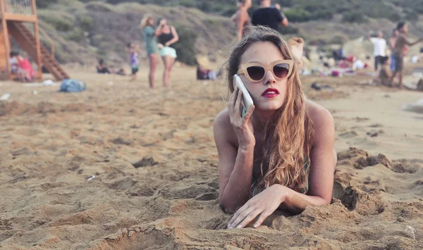 Mujer Joven Con Gafas Sol Tumbada Playa Hablando Smartphone — Foto de Stock