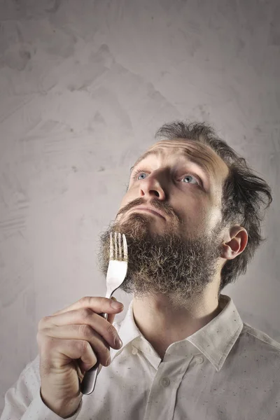 Man Met Baard Denken Intens Met Een Vork Zijn Hand — Stockfoto