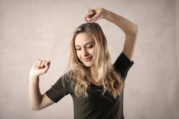 Schöne Blonde Junge Frau Bewegt Sich Glücklich — Stockfoto