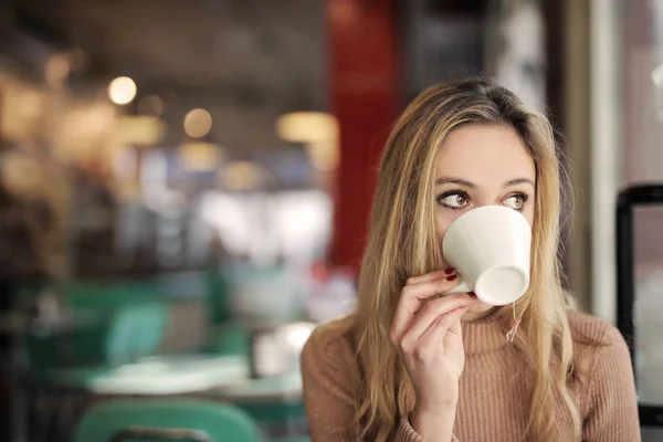 Ξανθιά Γυναίκα Πίνοντας Καφέ Ένα Μπιστρό Και Κοιτάζοντας Έξω Από — Φωτογραφία Αρχείου