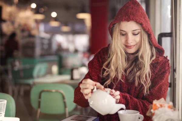 Kobieta Blonde Relaksujący Bistro Zimie Przygotowanie Herbaty — Zdjęcie stockowe