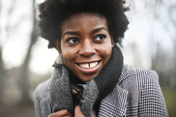 Joven Mujer Negra Sonríe Brillante Invierno —  Fotos de Stock