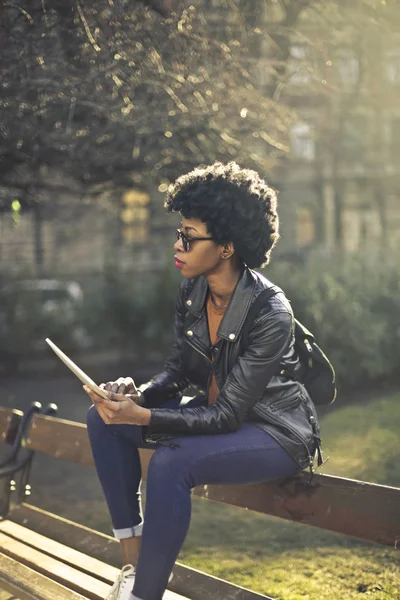 Чорна Стильна Жінка Сонцезахисними Окулярами Сидить Лавці Парку Читає — стокове фото