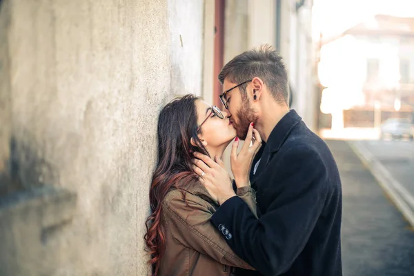 Jovem Casal Elegante Com Óculos Beijando Rua Cidade — Fotografia de Stock