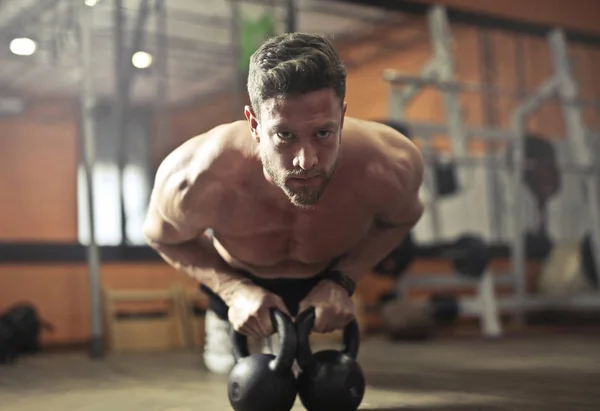 Junger Athletischer Mann Fitnessstudio Beim Gewichtheben — Stockfoto