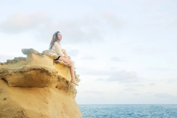 Giovane Donna Seduta Una Scogliera Mare — Foto Stock