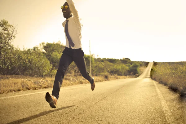 Uomo Afro Che Corre Una Strada Abbandonata — Foto Stock