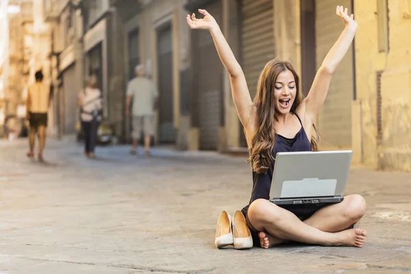 Bir Dizüstü Bilgisayar Ile Sokakta Oturan Genç Kadın — Stok fotoğraf