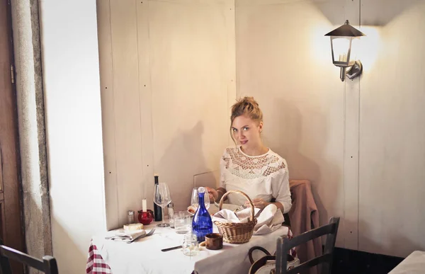 Femme Blonde Dans Restaurant — Photo