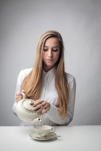 Zarif Kadın Bir Çay Bir Fincan Içine Dökme — Stok fotoğraf