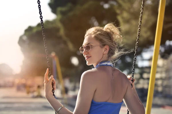 Bir Parkta Bir Salıncak Üzerinde Sarışın Kadın — Stok fotoğraf