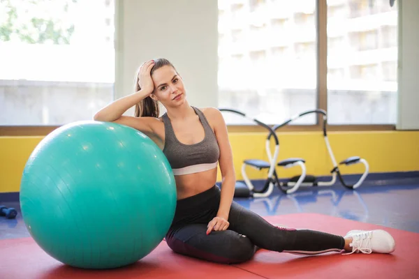 Spor Salonundaki Genç Kadın — Stok fotoğraf