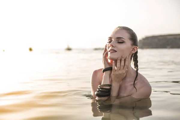 Hermosa Mujer Relajándose Mar — Foto de Stock