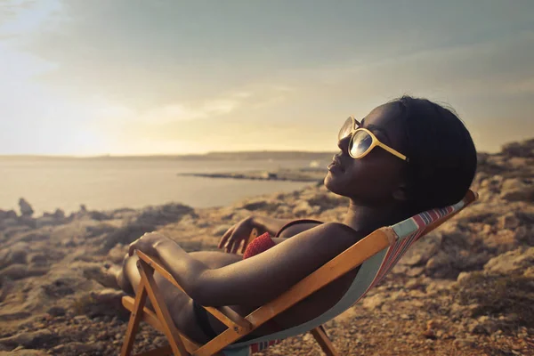 Afro Mulher Relaxante Praia — Fotografia de Stock