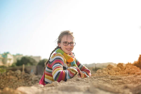 Jeune Femme Dans Nature Par Une Journée Ensoleillée — Photo