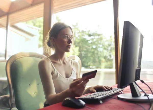 Mulher Loira Pagando Com Cartão Crédito Online — Fotografia de Stock