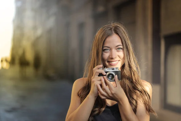 Молода Жінка Фотоапаратом — стокове фото