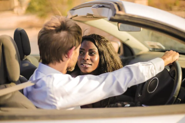 Afro Mulher Com Homem Carro Esporte — Fotografia de Stock