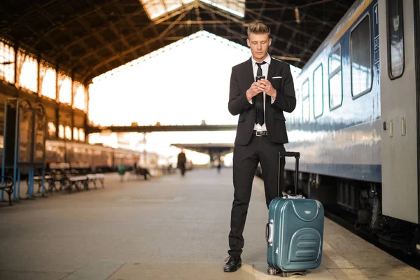 Jovem Empresário Uma Estação Ferroviária Com Bagagem — Fotografia de Stock