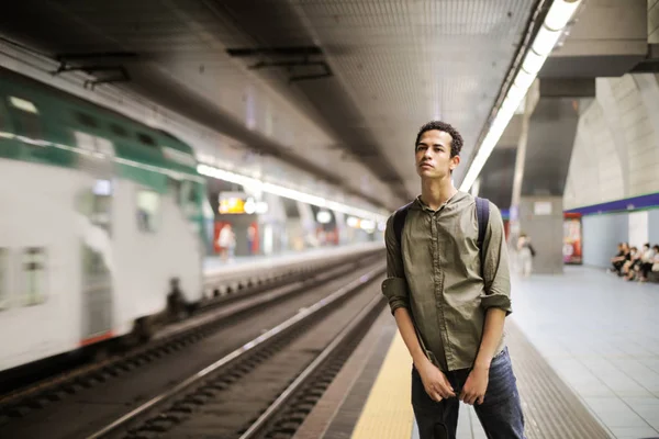 Afro Hombre Esperando Metro —  Fotos de Stock