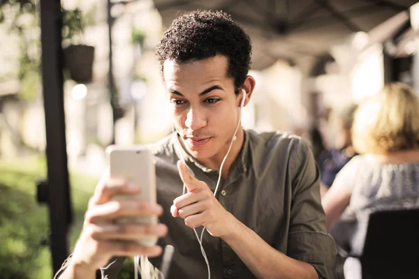 Afro Uomo Utilizzando Suo Smartphone — Foto Stock