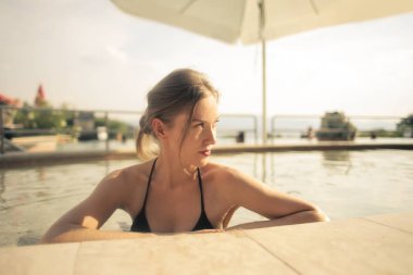 Sarışın kadın rahatlatıcı bir havuzda.