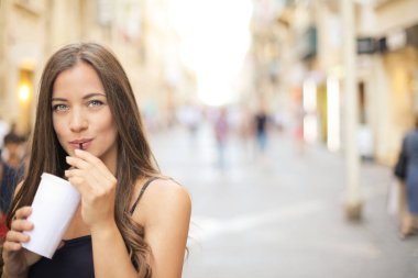 Genç kadın sokağa yaz aylarında içme.