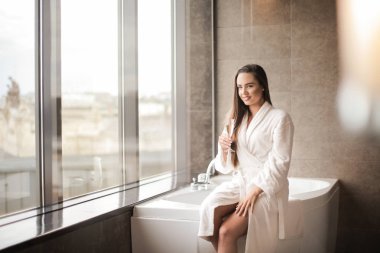 Genç güzel kadın rahatlatıcı lüks banyo.