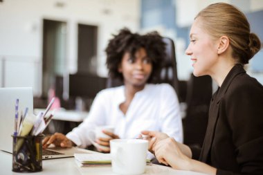 Konuşurken çok etnik ortak çalışanlar.