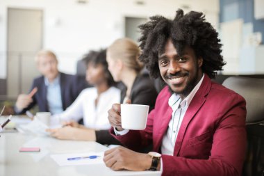 Bir kahve molası Afro işadamı.