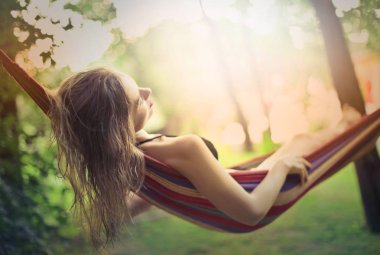 genç kadın bir hamakta rahatlatıcı.
