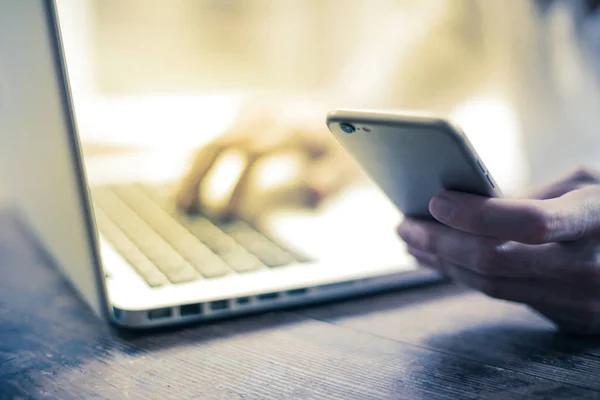 Hand Met Een Laptop Een Smartphone — Stockfoto