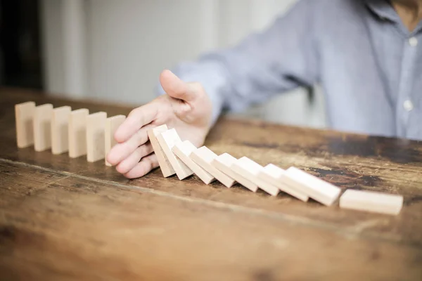 Mano Con Domino Legno — Foto Stock