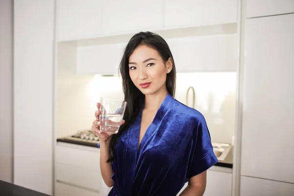 Mulher Asiática Elegante Com Copo Água — Fotografia de Stock