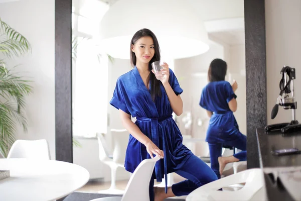 Junge Elegante Asiatische Frau Einem Eleganten Interieur — Stockfoto