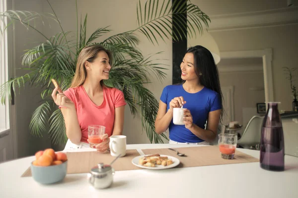 Amigos Sexo Feminino Tomando Café — Fotografia de Stock