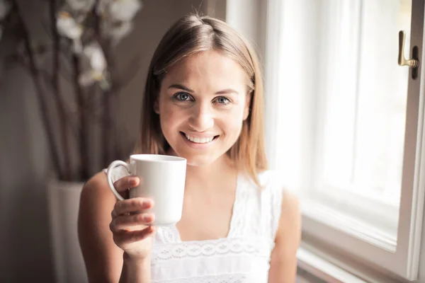 Молодая Женщина Улыбается Кофе — стоковое фото