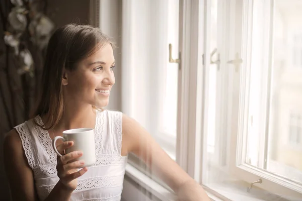 Jonge Vrouw Lachend Met Een Kopje Van Drank — Stockfoto