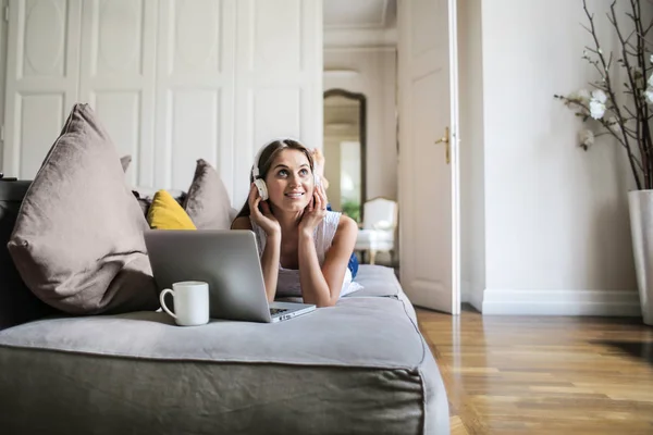 Mujer Joven Acostada Cama Con Portátil Una Taza Bebida Escuchando — Foto de Stock