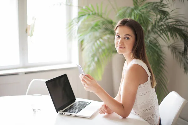 Jovem Mulher Sentada Uma Mesa Com Laptop Smartphone — Fotografia de Stock