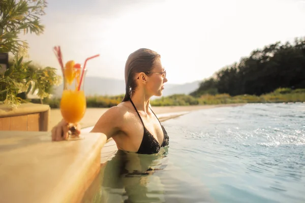 Femme Blonde Détendre Dans Une Piscine Avec Cocktail — Photo