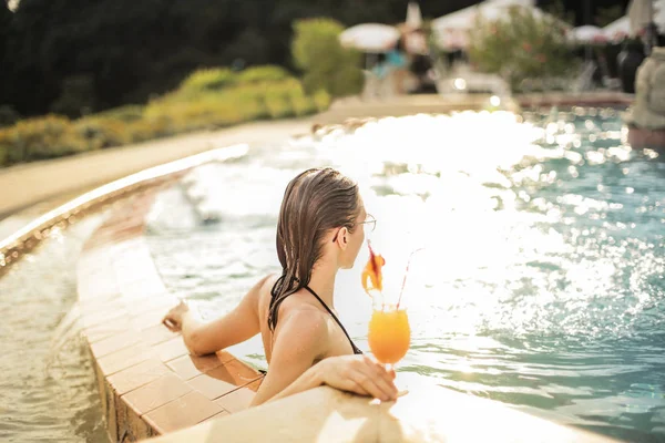 Femme Blonde Détendre Dans Une Piscine — Photo