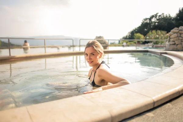 Donna Bionda Che Rilassa Piscina — Foto Stock