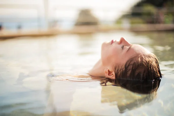 Mulher Loira Relaxante Uma Piscina — Fotografia de Stock